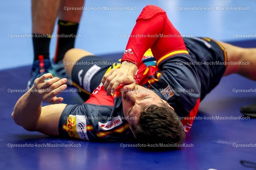 EHF15012601052 | 15.01.2026, Handball, Men's EHF EURO 2026, Spanien - Serbien, Jyske Bank Boxen in Herning, Dänemark, Preliminary Round:  Alex Dujshebaev Dovichebaeva (Espania #10) liegt mit Schmerzen auf dem Spielfeld 