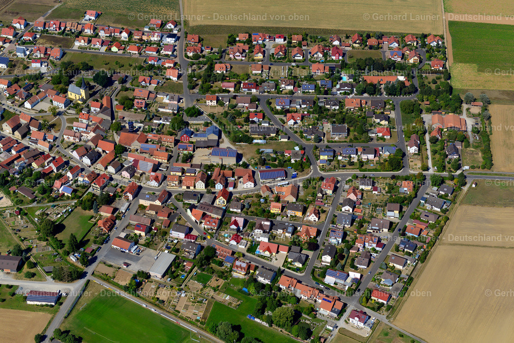 3650231 | RIEDEN 31.08.2016 Wohngebiet einer Einfamilienhaus- Siedlung am Rande von landwirtschaftlichen Feldern in Rieden im Bundesland Bayern, Deutschland // Single-family residential area of settlement on the edge of agricultural fields in Rieden in the state Bavaria, Germany Foto: Gerhard Launer