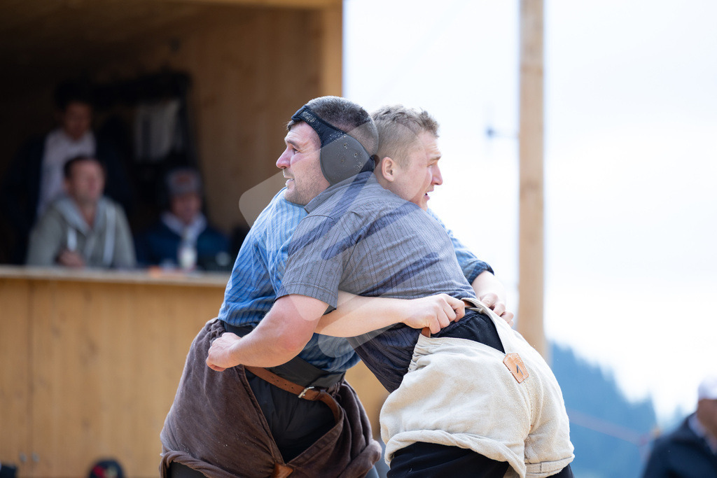 Rigi2025_0549 | Die Schwinger des Schwyzer Kantonalen Schwingerverbandes: Fotos, die Dynamik und Leidenschaft festhalten, sowie emotionale Momente aus dem traditionellen Schwingsport zeigen. - Realisiert mit Pictrs.com