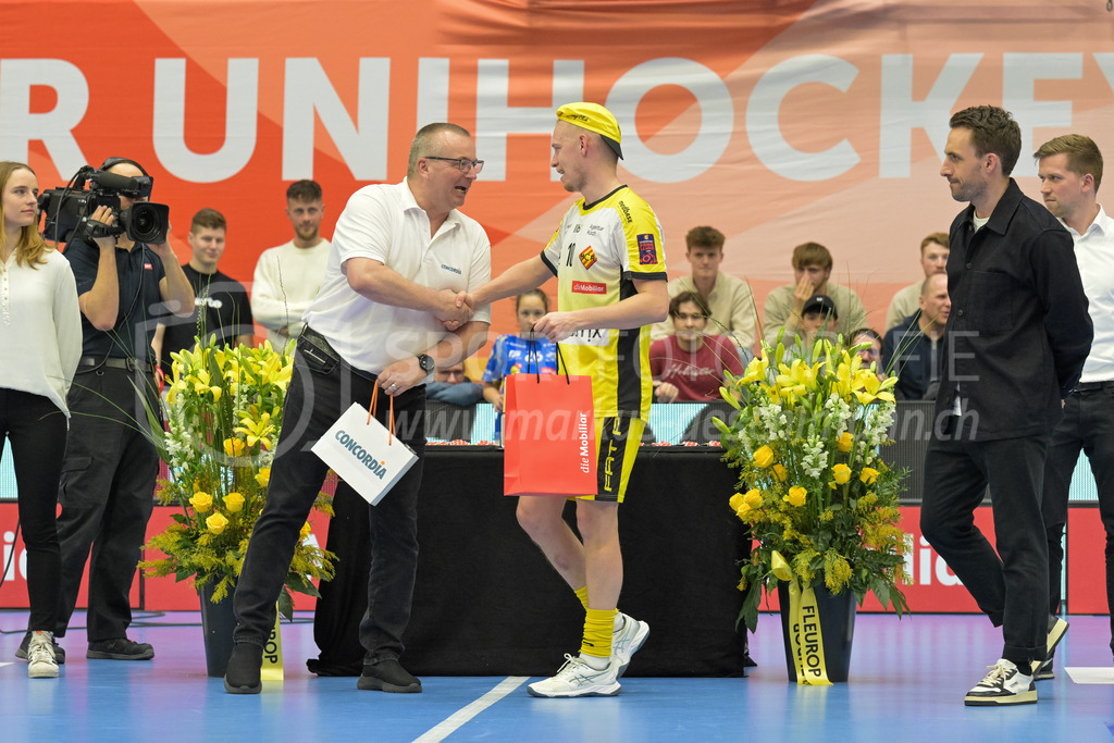 Zug United vs HC Rychenberg - 22. February 2025 | Zug United vs HC RychenbergSporthalle Wankdorf, BernMarkus Lindgjerdet (#10 HC Rychenberg Winterthur) wird zum Best Player gewählt.Bild: Sportfotografie Markus Aeschimann | www.markus-aeschimann.ch - Realisiert mit Pictrs.com