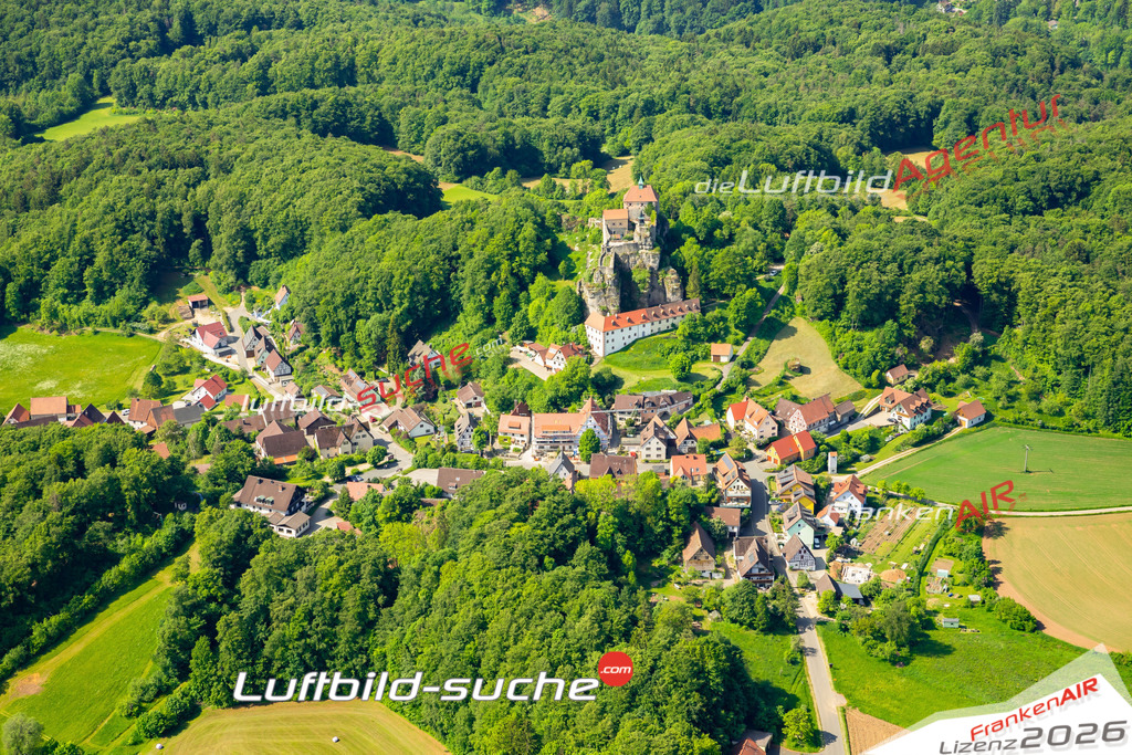 Das Luftbild zeigt Burg Hohenstein Kirchensittenbach - Die Luftaufnahme wurde 2023 vom UL-Flugzeug aus erstellt ( keine Drohne ) - Hochauflösende Luftaufnahme - Für grossformatige Ausdrucke geeignet. Die Geschenkidee !Mit Lizenz und Bildrechte bestellbar