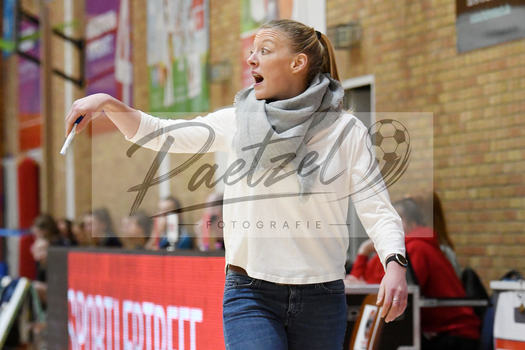 20200209_PAOEBS_0024 | Basketball, Frauen: Trainerin / Headcoach Constanze Wegner (Panthers Academy Osnabrueck) gestikuliert waehrend des Spiels der 2. DBBL zwischen Panthers Academy Osnabrueck und Eintracht Braunschweig im datos – home of the panthers am 09.02.2020 in Osnabrueck, Deutschland. - Realisiert mit Pictrs.com
