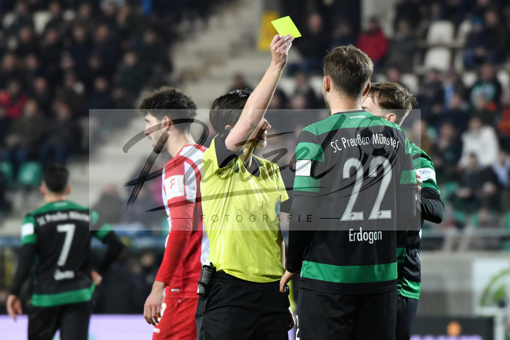 20200214_SCPFWK_0066 | Fussball, Herren: Okan Erdogan (SC Preussen Muenster) sieht die gelbe Karte von Schiedsrichterin Katrin Rafalski waehrend des Spiels der 3. Liga zwischen SC Preussen Muenster und FC Wuerzburger Kickers im Preussenstadion am 14.02.2020 in Muenster, Deutschland.DFB / DFL REGULATIONS PROHIBIT ANY USE OF PHOTOGRAPHS AS IMAGE SEQUENCES AND/OR QUASI-VIDEO. - Realisiert mit Pictrs.com