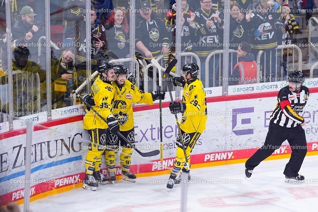 xYDRx30112501043 | 30.11.2025, xydrx, Eishockey, DEL2, Düsseldorfer EG - Krefeld Pinguine, PSD Bank Dome Düsseldorf: Torjubel nach dem Tor zum 6:3 für die Krefeld Pinguine durch Torschütze Roppe Maekitalo (Krefeld Pinguine #91) zusammen mit Mathew Santoa (Krefeld Pinguine #95) und David Cerny (Krefeld Pinguine #29)Photo: xYannisxDreimannxPressefotoKochx