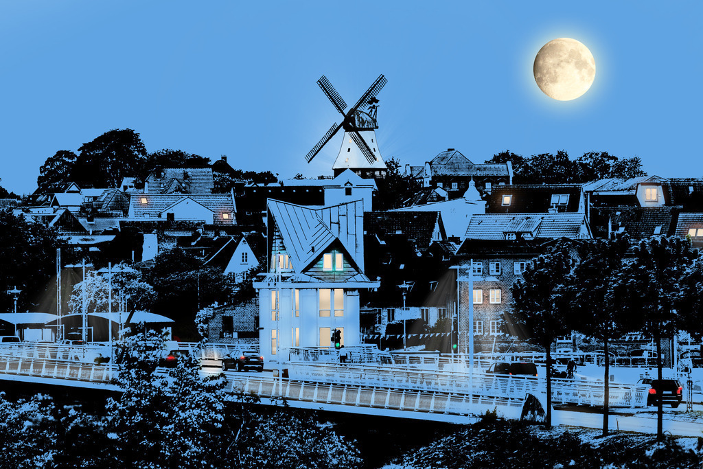 Photoart Moonlight: Schleibrücke und Windmühle in Kappeln bei Nacht | Dieses Wandbild im Querformat zeigt die künstlerische Interpretation von Kappeln bei Nacht. Im Vordergrund befindet sich die teilweise beleuchtete Schleibrücke. Im Brückenwärterhaus sind ebenfalls die Lichter an. Auf der Schleibrücke sind einige Fahrzeuge unterwegs. Bei genauem Betrachten kann man hier auch das Licht der Scheinwerfer sowie der Rücklichter erkennen. In den Himmel ragt die beleuchtete Windmühle Amanda. Einige Fenster der umliegenden Häuser und Geschäfte sind ebenfalls beleuchtet. Am Himmel strahlt der Mond und taucht die Nacht in einen leuchtenden Blauton. Dieses Wandbild ist auf dreihundert Exemplare limitiert Somit erhalten Sie ein exklusives Kunstwerk der Schleiregion. Zudem ist dieses Bild ein Teil der Photoartserie Moonlight in der weitere maritime Orte  im Mondlicht gezeigt werden.  - Realisiert mit Pictrs.com