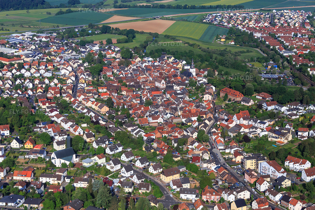 Luftbild: Ortsansicht von Osten mit Schloßkeller im Ortsteil Windecken in Nidderau im Bundesland Hessen in Deutschland. Foto: IMG_088822.jpg vom 20.05.2016 durch Werner Riehm/FLY-FOTO.de