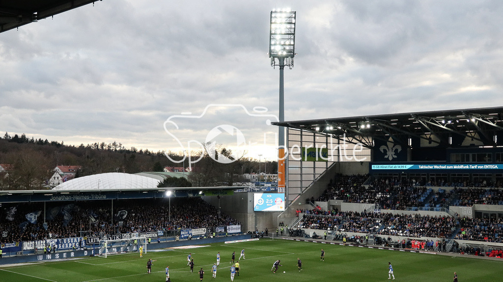 Merck-Stadion am Böllenfalltor  | Die Anzeigentafel am Böllenfalltor beim Heimspiel der Lilien gegen FC Bayern München / Flutlicht / Flutlichtmasten / Endstand