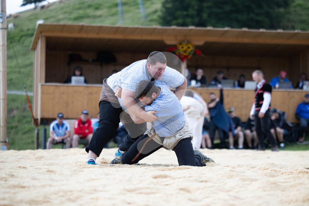 Rigi2025_0382 | Die Schwinger des Schwyzer Kantonalen Schwingerverbandes: Fotos, die Dynamik und Leidenschaft festhalten, sowie emotionale Momente aus dem traditionellen Schwingsport zeigen. - Realisiert mit Pictrs.com