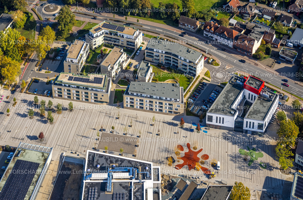 Selm241011565 | Luftbild, Campusplatz Süd mit Stauferstele, Haus am Campus Senioren WG, Jobcenter, Graffiti auf dem Platz, Selm, Münsterland, Nordrhein-Westfalen, Deutschland