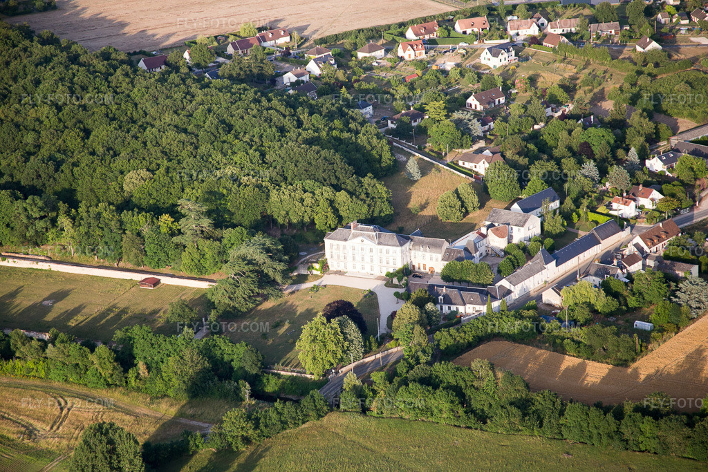 Aerial view: View of the town in Candé-sur-Beuvron in the state Loir et Cher, France. – Photo: IMG_082469.jpg taken on 06/20/2015 by Werner Riehm/FLY-FOTO.com – Resolution of the original: 5472 x 3648 px