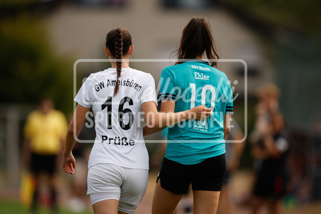 Fußball I Frauen I Westfalenpokal 26-27 I DJK GW Amelsbüren - SSV Rhade  I 18728 | Leonie Prüße (16, DJK GW Amelsbüren) und Demi Ehler (10, SSV Rhade) in einem Fair Play Moment. - Realisiert mit Pictrs.com