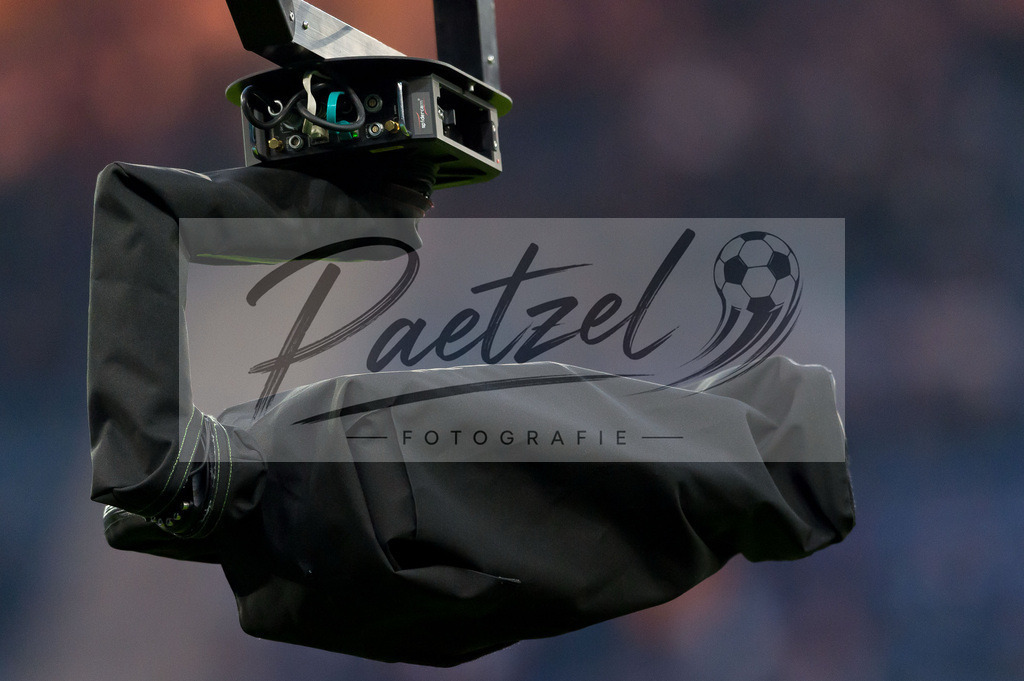 HSVSCF20220419_275 | Fussball, Herren: . Eine Spidercam beim DFB-Pokal-Halbfinalspiel zwischen Hamburger SV und SC Freiburg im Volksparkstadion am 19.04.2022 in Hamburg, Deutschland.DFB / DFL REGULATIONS PROHIBIT ANY USE OF PHOTOGRAPHS AS IMAGE SEQUENCES AND/OR QUASI-VIDEO. - Realisiert mit Pictrs.com