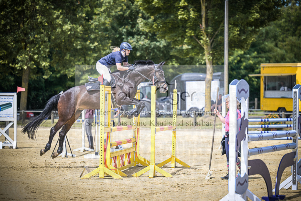 DOS_9393 | Entdecke hochwertige Reitturnierfotos von Foto Oger. Professionell, emotional und authentisch – jetzt Lieblingsmomente im Shop bestellen.Deutschlandweite Turnierfotografie. - Realisiert mit Pictrs.com