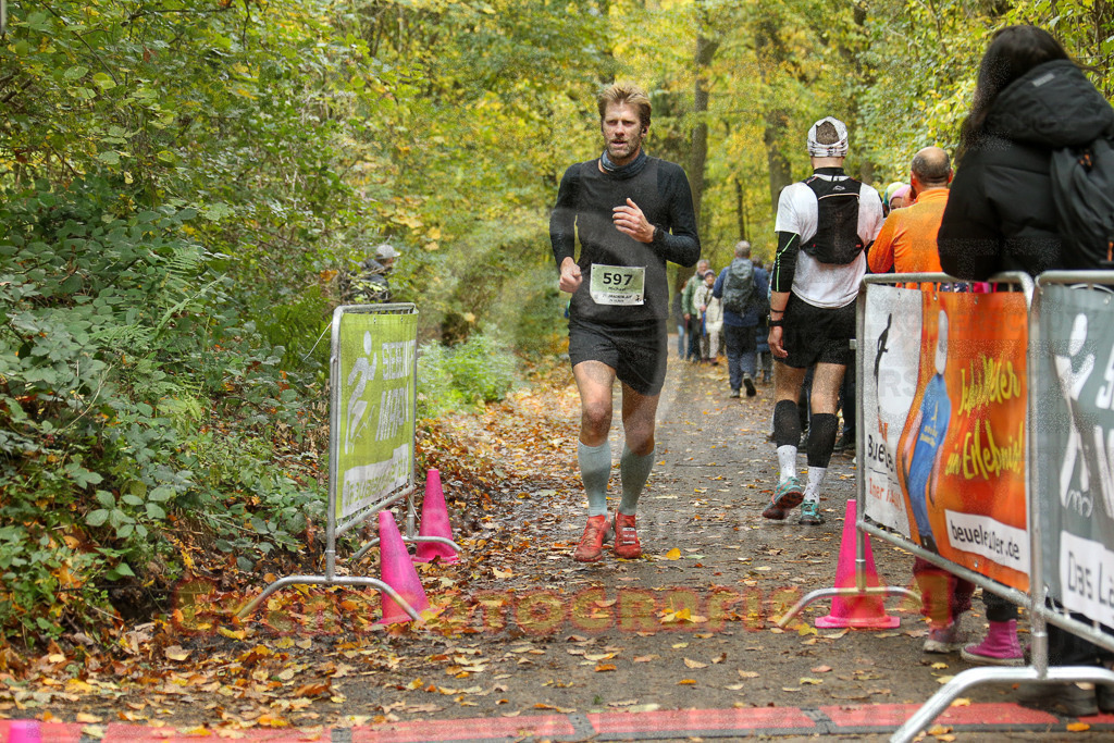 251026_1231_EX1_0590 | Sportfotografie im Rhein-Sieg Kreis, Köln, Bonn, NRW, Rheinland Pfalz, Hessen, etc. Unser Tätigkeitsfeld umfasst den Laufsport vom Volkslauf über den Marathon, Duathlon, Triathon bis zum Ultralauf wie Kölnpfad Ultra oder Schindertrail.