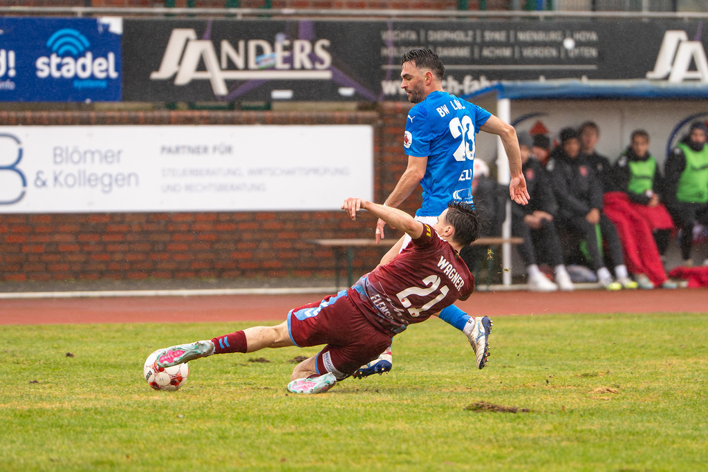 Fußball I Herren I Saison 2025-2026 I Regionalliga Nord I 23. Spieltag I TuS Blau-Weiß Lohne - SC Weiche Flensburg 08 I 0544 | Ole Wagner (21, SC Weiche Flensburg 08) rettet gegen Rilind Neziri (23, TuS BW Lohne) - Realisiert mit Pictrs.com