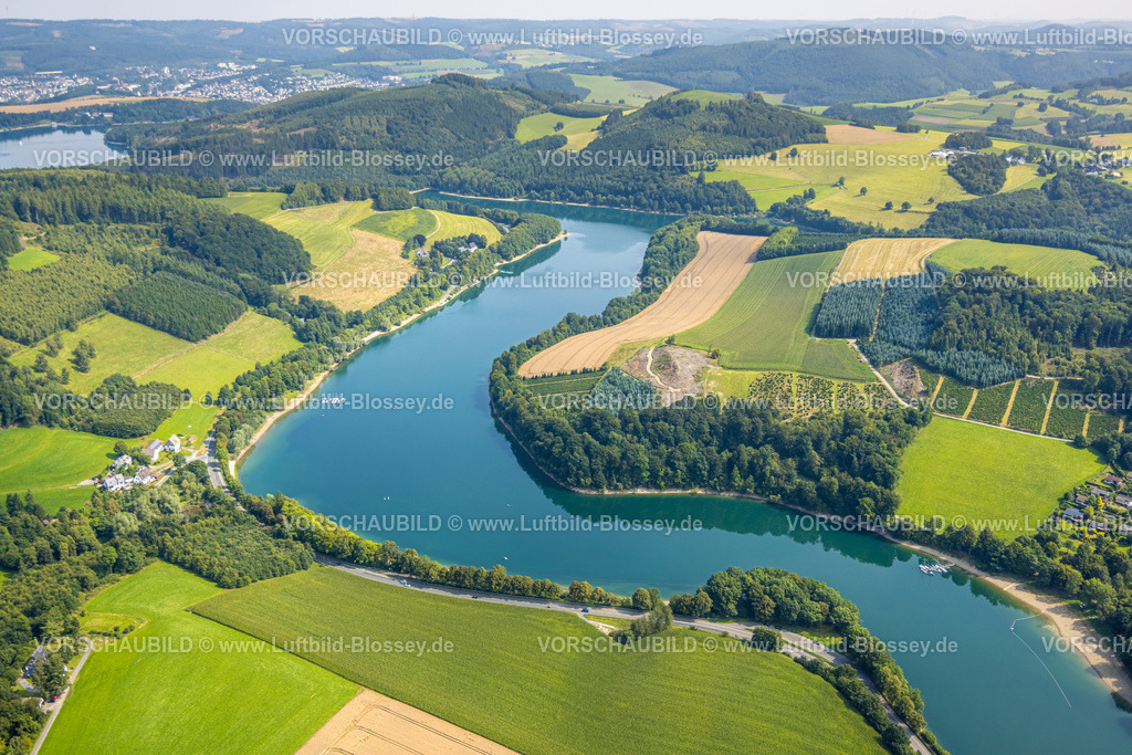 Meschede250807189 | Luftbild, Hennesee und waldige Hügellandschaft, unten H1 am See Restaurant mit Gründach, Sandstrand und Erlebnisspielplatz Piraten Bucht Hennesee, Berghausen, Meschede, Sauerland, Nordrhein-Westfalen, Deutschland