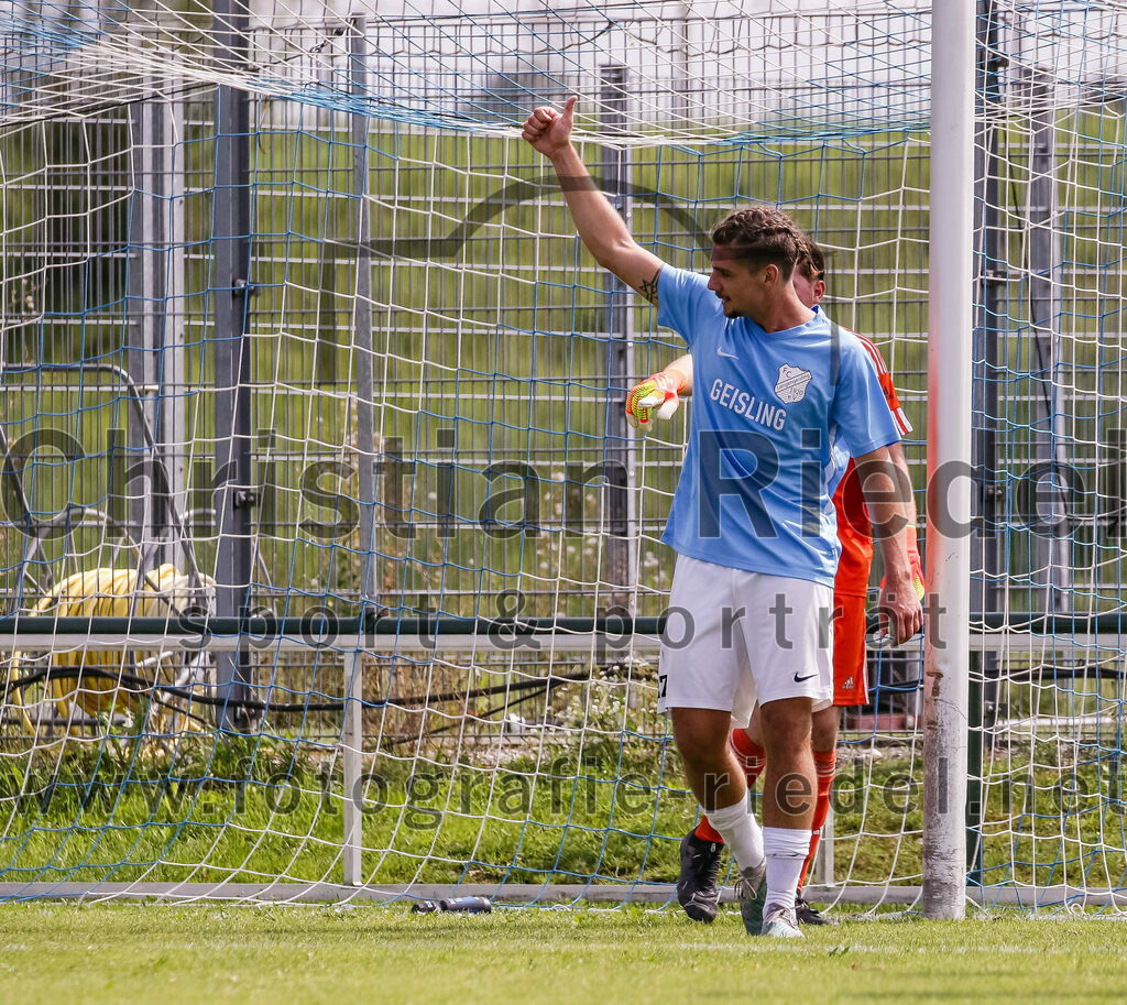 2023-08-26_078_FC_Langengeisling_gegen_TuS_Raubling | Erding, Deutschland, 26.08.2023:
Fußball, Bezirksliga Oberbayern Ost 2023 / 2024, 6. Spieltag, FC Langengeisling gegen TuS Raubling, Endergebnis: 2:0

Maximilian Birnbeck (FC Langengeisling, #27)

Foto: Christian Riedel / fotografie-riedel.net