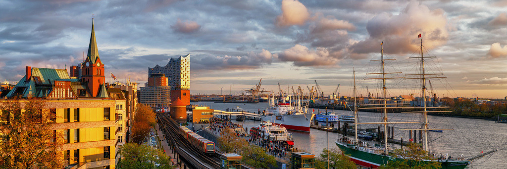 10221203 - Abendpanorama am Hafen | Panoramablick bei herrlicher Abendstimmung auf die Elbphilharmonie, die Cap San Diego und die Rickmer Rickmers.