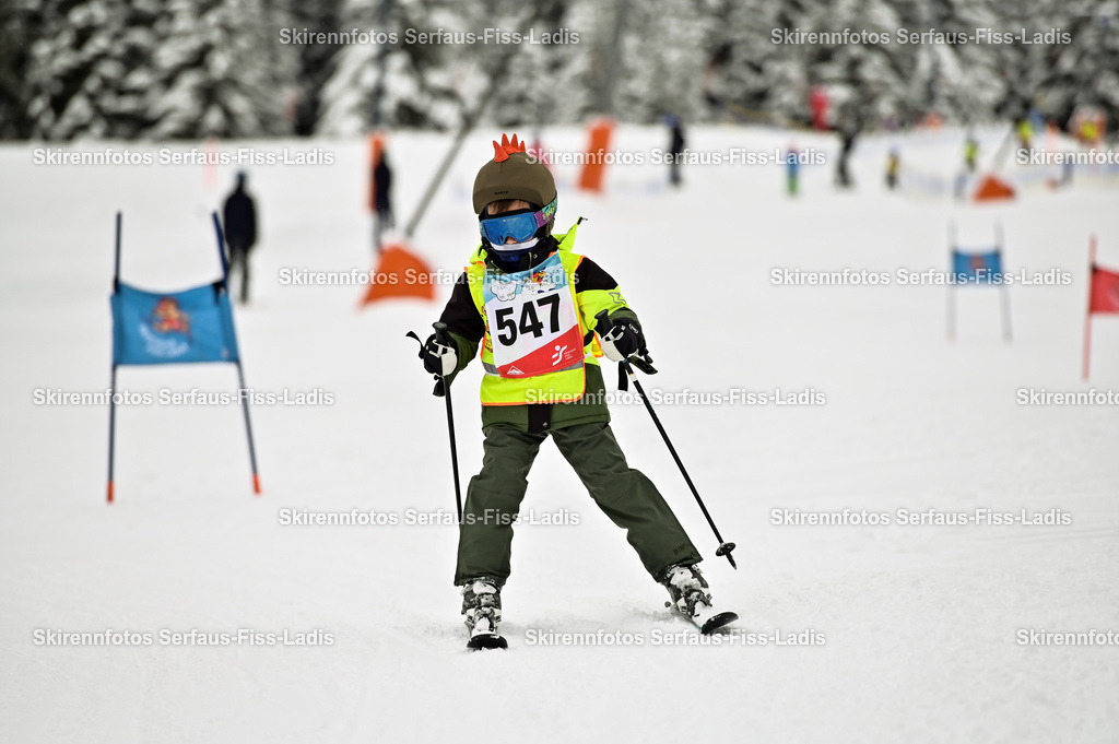 SRF_20.02.2026_0474 | Skirennfotos,Serfaus,Fiss,Ladis,Kinderskirennen,Winter,Tirol,Oberland,skirace,SFL,feelfree,weil wir's genießen,ski,Ski,skifahren,Sonnenplateau, - Realisiert mit Pictrs.com