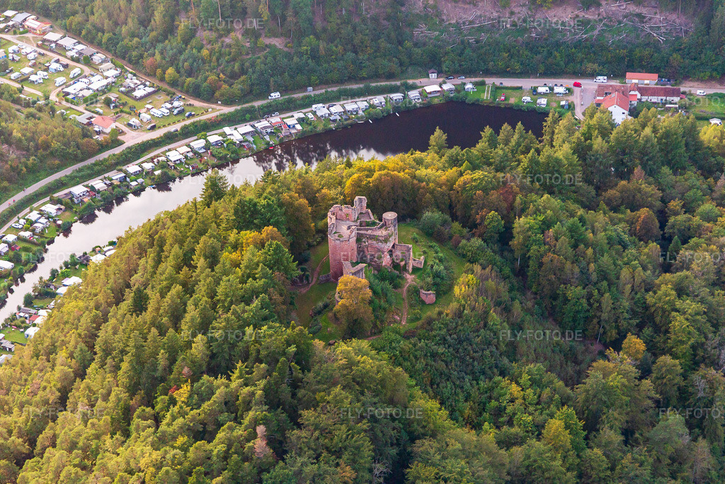Luftbild: Burgruine Neudahn über dem Campingplatz Neudahner Weiher in Dahn im Bundesland Rheinland-Pfalz in Deutschland. Foto: IMG_139047.jpg vom 30.09.2023 durch Werner Riehm/FLY-FOTO.deWWW.SUEDWESTPFALZ-TOURISTIK.DE