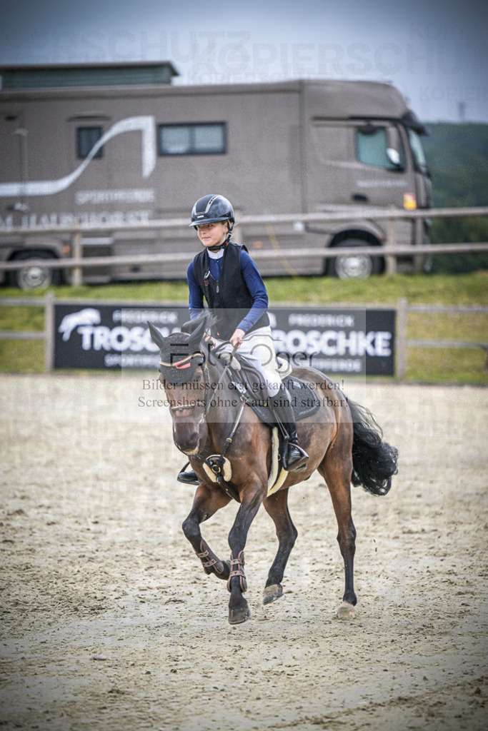 DOS_0135 | Entdecke hochwertige Reitturnierfotos von Foto Oger. Professionell, emotional und authentisch – jetzt Lieblingsmomente im Shop bestellen.Deutschlandweite Turnierfotografie. - Realisiert mit Pictrs.com