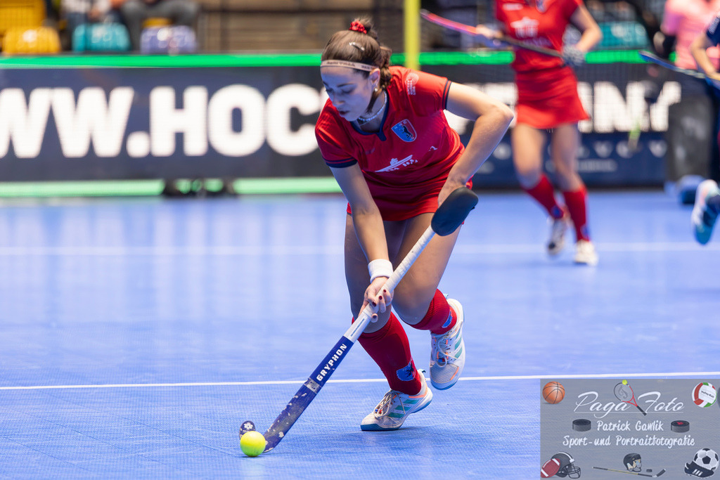 Volvo E.R.B. Final 4 Finale Frauen: Berliner HC - Mannheimer HC, 26.01.2025 | Alina Sophie Jäger (Berliner HC #13) am Ball, Berliner HC - Mannheimer HC, Frankfurt, Süwag Arena, 26.1.2025 - Realisiert mit Pictrs.com