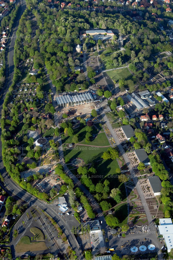 4026170 | ERFURT 06.05.2020 Baustelle zum Neubau des Wüsten- und Urwaldhaus " Danakil " im egapark im Ortsteil Hochheim in Erfurt im Bundesland Thüringen, Deutschland. Weiterführende Informationen bei: Bundesgartenschau Erfurt 2021 gemeinnützige GmbH,  Erfurter Garten- und Ausstellungs gemeinnützige GmbH,  RIEDEL BAU AG HOLDING,  SWE Stadtwerke Erfurt GmbH,  henchion+reuter. // Construction site for the new building of Wuesten- and Urwaldhaus " Danakil " in egapark in the district Hochheim in Erfurt in the state Thuringia, Germany. Further information at: Bundesgartenschau Erfurt 2021 gemeinnuetzige GmbH,  Erfurter Garten- und Ausstellungs gemeinnuetzige GmbH,  RIEDEL BAU AG HOLDING,  SWE Stadtwerke Erfurt GmbH,  henchion+reuter. Foto: Gerhard Launer