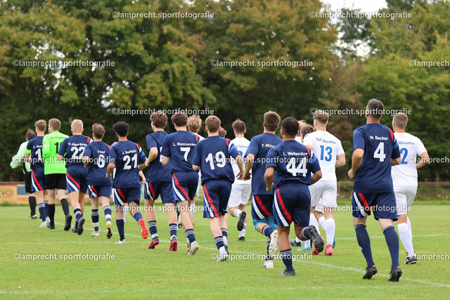 Fußball I Herren I Saison 2025-2026 I Kreisklasse A Süd-Ost I 6. Spieltag I SG Scharbeutz-Pönitz - VfL Bad Schwartau I 13.09.2025.002 | Die Mannschaften laufen auf. - Realisiert mit Pictrs.com