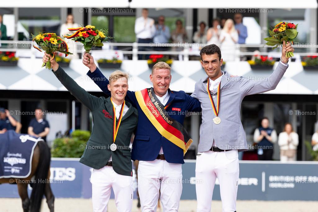 TH_668-STEVENS Mario (GER)_ 662-SCHEWE Tom (GER)_ 628-DITTMER Rene (GER)_31176 | Longines Balve Optimum 2025 am 15.06.25 in Balve, Schloss Wocklum, 668STEVENS Mario (GER), 662SCHEWE Tom (GER), 628DITTMER Rene (GER)