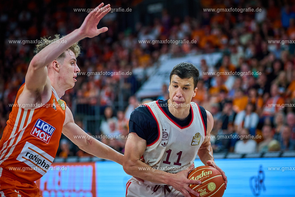 GER, ratiopharm ulm gegen FC Bayern, Basketball, 2. PlayOff, Finale, EasyCredit Bundesliga, Spielzeit 2024/2025, 18.06.2025 | Zweikampf, Duell zwischen Vlqadimir Lucic (FC Bayern, #11) und Tobias Jensen (ratiopharm ulm, #07)GER, ratiopharm ulm gegen FC Bayern, Basketball, 2. PlayOff, Finale, EasyCredit Bundesliga, Spielzeit 2024/2025, 18.06.2025Foto: Eibner-Pressefoto/Gerald Oelze-de Stoppany