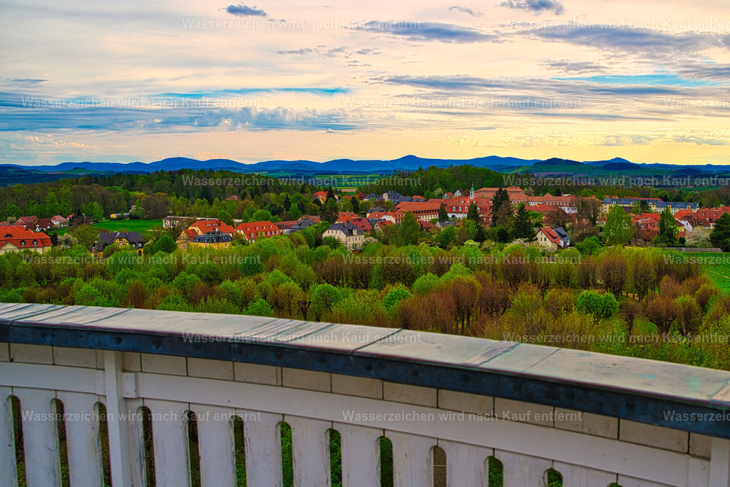 Herrnhut - Panoramablick auf Herrnhut vom Altan auf dem Hutberg, Gottesacker | Altan auf dem historischen Herrnhuter Gottesacker – ein markanter Aussichtspunkt mit Blick über die ruhige Grabanlage und die idyllische Landschaft der Oberlausitz. Herrnhut ist eine Stadt im sächsischen Landkreis Görlitz in der Oberlausitz. Zentral zwischen den Städten Löbau und Zittau gelegen, ist sie als Gründungsort der Herrnhuter Brüdergemeine, durch die Produktion der Herrnhuter Sterne und internationale Missionsarbeit bekannt. - Realisiert mit Pictrs.com
