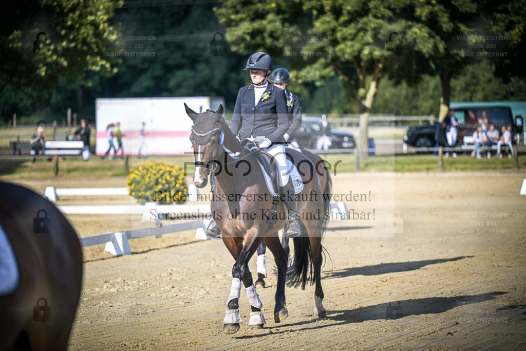 DOS_1303 | Entdecke hochwertige Reitturnierfotos von Foto Oger. Professionell, emotional und authentisch – jetzt Lieblingsmomente im Shop bestellen. - Realisiert mit Pictrs.com