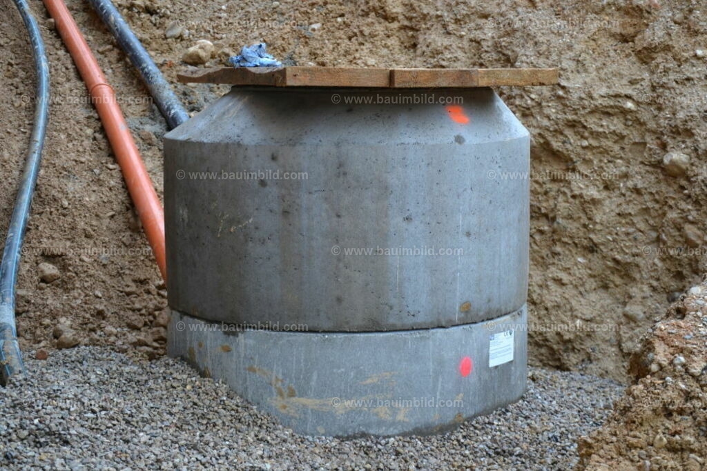 bib-lg03-abwasserkanal-0042 | Nach LV-Leistungsgruppen sortierte Detailfotos über den Bau eines Hauses. Alle Hausbau-Bilder direkt vom Urheber und Autor der Website Haus-Selber-Bauen.com