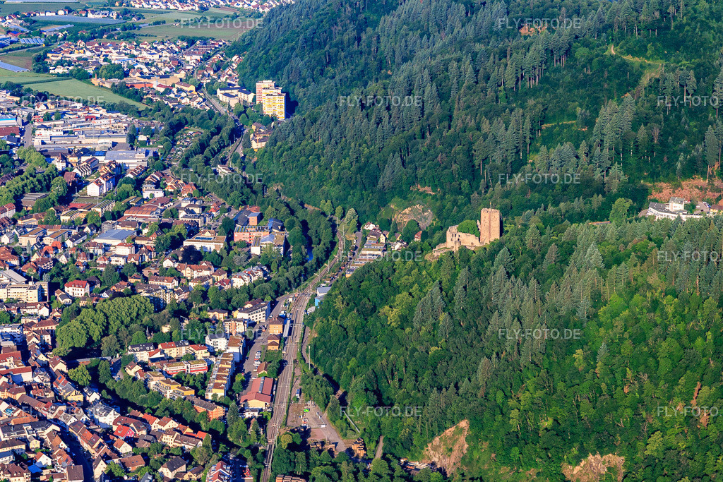 Ruine Kastelburg von Osten https://www.stadt-waldkirch.de/start/stadtinformation+und+tourismus/burgen.html | Luftbild: Ruine Kastelburg von Osten https://www.stadt-waldkirch.de/start/stadtinformation+und+tourismus/burgen.html in Waldkirch im Bundesland Baden-Württemberg in Deutschland. Foto: IMG_147616.jpg vom 30.05.2025 durch Werner Riehm/FLY-FOTO.de - Realisiert mit Pictrs.com