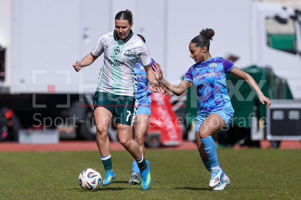 Fussball, Google Pixel Frauen-Bundesliga, SV Werder Bremen - SGS Essen | v.li.: Larissa Mühlhaus (SV Werder Bremen, 7) und Vanessa Fürst (SGS Essen, 8) im Zweikampf, Duell, Dynamik, Aktion, Action, Spielszene, DIE DFB-RICHTLINIEN UNTERSAGEN JEGLICHE NUTZUNG VON FOTOS ALS SEQUENZBILDER UND/ODER VIDEOÄHNLICHE FOTOSTRECKEN. DFB REGULATIONS PROHIBIT ANY USE OF PHOTOGRAPHS AS IMAGE SEQUENCES AND/OR QUASI-VIDEO.