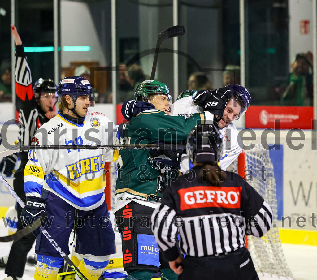 2026-01-09_102_TSV_Erding_gegen_Stuttgart_Rebels | Erding, Deutschland, 09.01.2026:Eishockey, Oberliga Süd 2025 / 2026, 35. Spieltag, TSV Erding gegen Stuttgart Rebels, Endergebnis: Calvin Fischer (Stuttgart Rebels, #10), Mark Waldhausen (Erding Gladiators, #27), Reagan Poncelet (Stuttgart Rebels, #71)Foto: Christian Riedel / fotografie-riedel.net