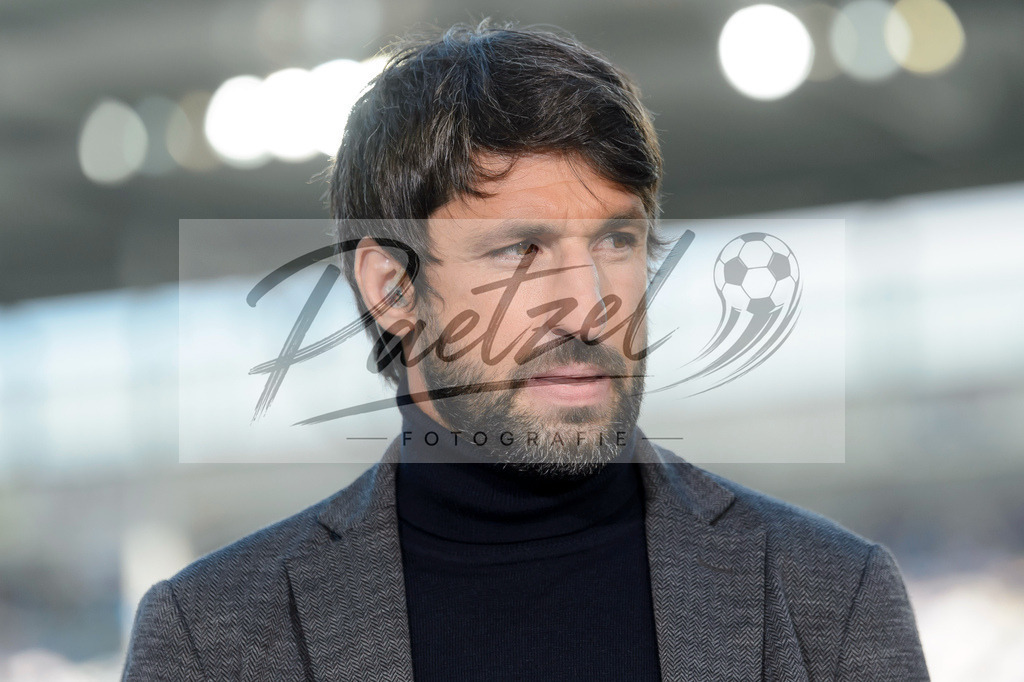 FCMFCK20210904_098 | Fussball, Herren: Sportschau-Experte Thomas Broich schaut beim Spiel der 3. Liga zwischen 1. FC Magdeburg und 1. FC Kaiserslautern in der MDCC-Arena am 04.09.2021 in Magdeburg, Deutschland.DFB / DFL REGULATIONS PROHIBIT ANY USE OF PHOTOGRAPHS AS IMAGE SEQUENCES AND/OR QUASI-VIDEO. - Realisiert mit Pictrs.com