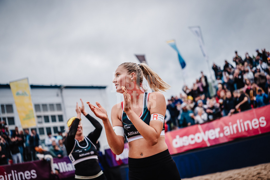Beachvolleyball | Frauen | Allianz German Beach Tour 2025 | Tourstop Berlin | 23.08.2025 | Anna-Chiara Reformat applaudiert den Fans nach dem Spiel