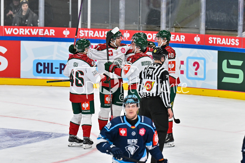 ERC Ingolstadt - Frölunda HC | INGOLSTADT, GERMANY - 02. DECEMBER: Jubel der Schweden nach dem Treffer zum 1-2 durch Henrik TÖMMERNES (Frölunda Gothenburg 7) / Tor / Torschuetze / Freude / Happy beim Match zwischen dem ERC Ingolstadt und Frölunda HC beim Hinspiel im Viertelfinale der Champions Hockey League in der Saturn Arena