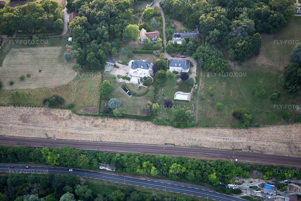 Aerial view: View of the town in Blois in the state Loir et Cher, France. – Photo: IMG_082496.jpg taken on 06/20/2015 by Werner Riehm/FLY-FOTO.com – Resolution of the original: 5472 x 3648 px