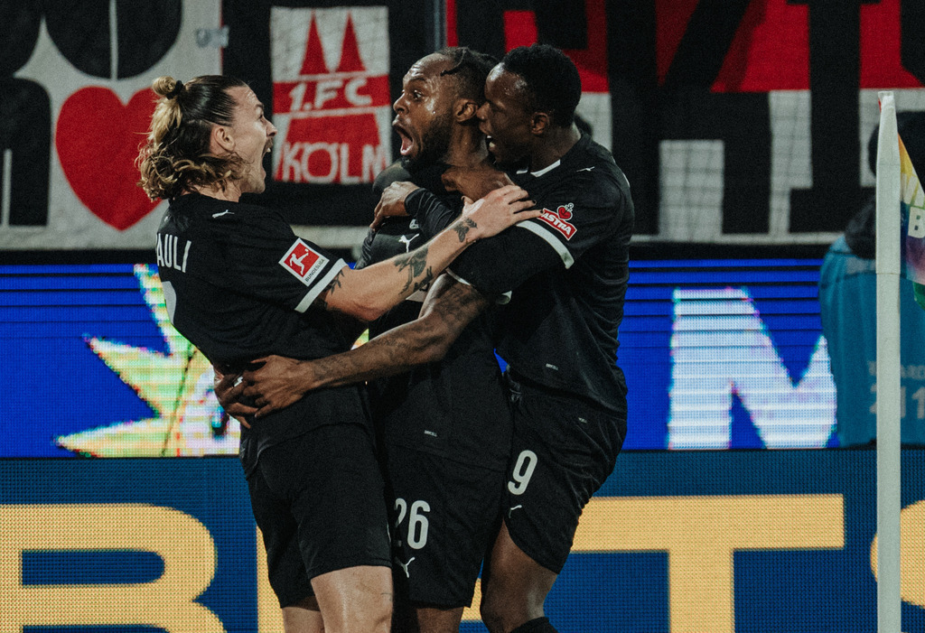 _STP9210 | Der offizielle Shop für FC St. Pauli Fotos. Wähle aus Spielszenen & Fanmomenten dein FCSP Wunschformat. Wir liefern Millerntor-Atmosphäre.