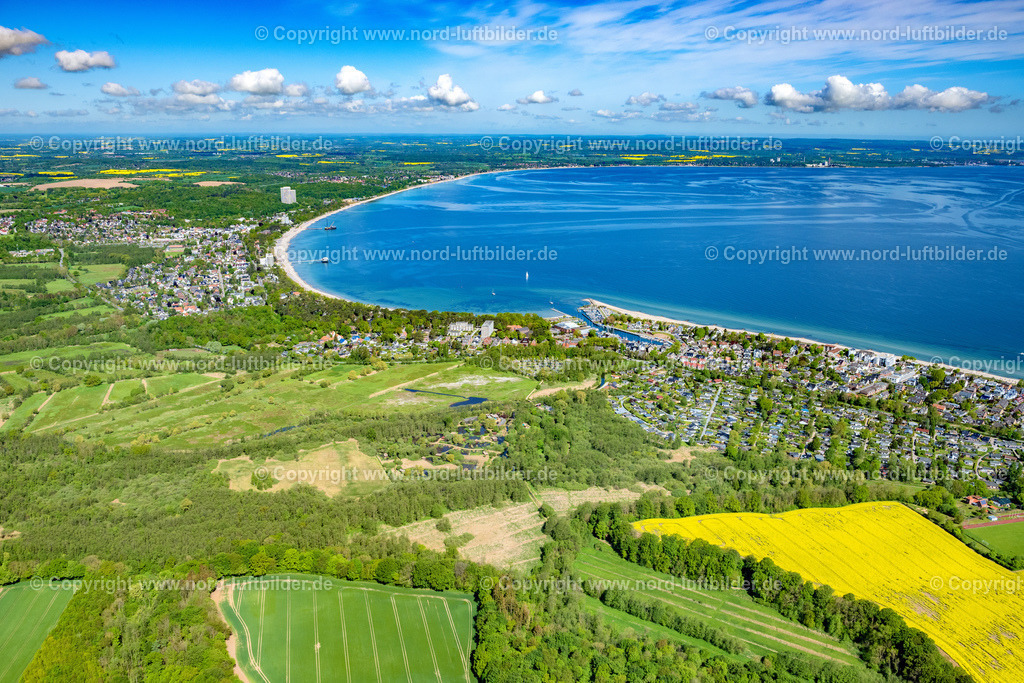 Timmendorf_ELS_3990150522 | TIMMENDORFER STRAND 15.05.2022 Ortsansicht der Straßen und Häuser der Wohngebiete in Timmendorfer Strand an der Ostsee- Küste im Bundesland Schleswig-Holstein. // Town View of the streets and houses of the residential areas in Timmendorfer Strand  at the coast of the Baltic Sea in the state Schleswig-Holstein. Foto: Martin Elsen