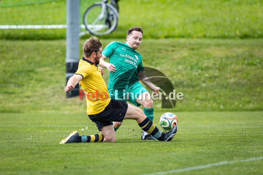 SV Haunshofen gegen TSV Perchting-Hadorf | Fußball Herren A-Klasse Gruppe 5 Zugspitze 2025/26 24. Spieltag, SV Haunshofen gegen TSV Perchting-Hadorf, 20260517,Zweikampf,2026-05-17 in 82407 Haunshofen (Rasenplatz 1, Hauptstraße 60), Leonhard WAGNER (TSV Perchting-Hadorf Kapitän 7), Christian SCHUSTER (SV Haunshofen 10)Copyright: WolfgangxLindner www.foto-lindner.de