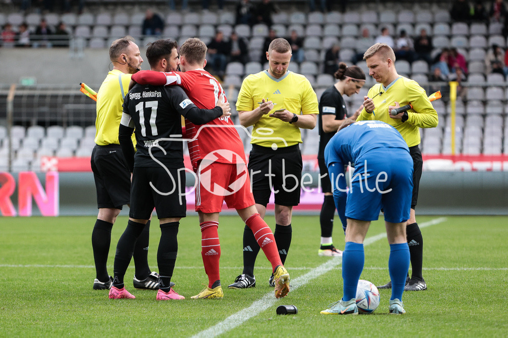 FC Bayern Amateure - SpVgg Hankofen-Hailing | Daniel HOFER (HANK #17) und Timo KERN (FCB #10) bei der Platzwahl