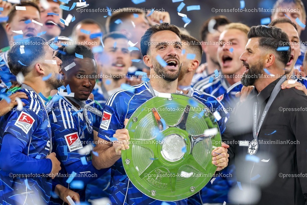 S0417052602015 | 17.05.2026, Fußball, FC Schalke 04 - Eintracht Braunschweig, 34. Spieltag, 2. Fußball Bundesliga, Veltins-Arena Gelsenkirchen, Saison 2025 2026: Schalke 04 ist Meister der 2. Bundesliga. Die Mannschaft gewinnt die Meisterschaft und steht jubelnd auf dem Spielfeld. Freude und Emotionen nach dem Sieg. Kenan Karaman&nbsp;&nbsp;(Schalke04 #19) (Mitte) mit der Meisterschale bei der Siegerehrung neben Cheftrainer Miron Muslic (Schalke04)  DFB regulations prohibit any use of photographs as image sequences and or quasi-video.