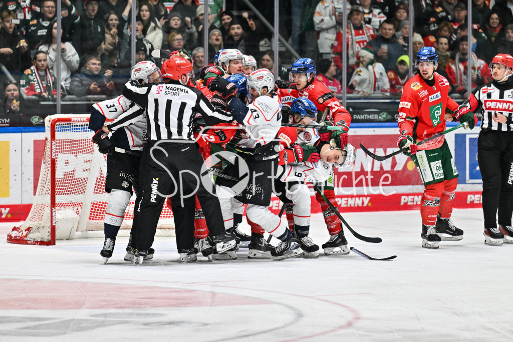 Augsburger Panther - Nürnberg Ice Tigers | AUGSBURG, GERMANY - 28. NOVEMBER: heiss her ging es im Derby zwischen Augsburg und Nürnberg / Fight / Faustkampf beim Ligaspiel zwischen den Augsburger Panthern und den Nürnberg Ice Tigers am 23. Spieltag der Penny DEL im Curt Frenzel Stadion