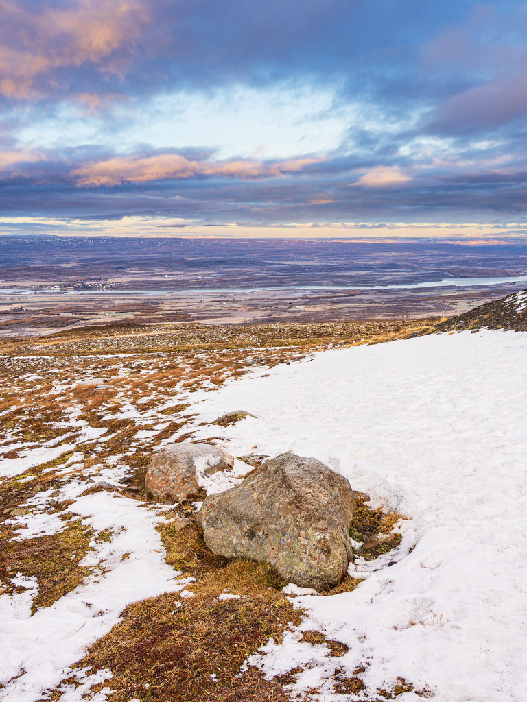 Blick vom schneebedeckten Berg über den See Lagarfljót im Osten von Island | Blick vom schneebedeckten Berg über den See Lagarfljót im Osten von Island.