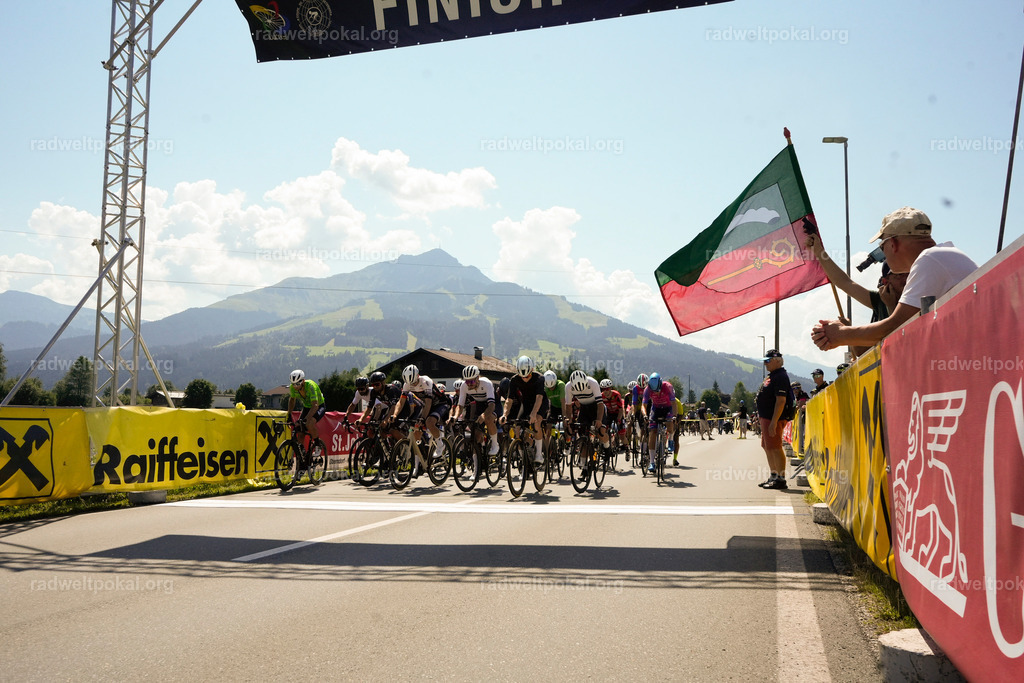 112_20230817_Bewerb_Maenner_Muehlanger | AUT - OESTERREICH, 2023-08-16: SPORT RENNRAD-FAHREN - 55. INTERNATIONALER RADWELTPOKAL IN ST. JOHANN IN TIROL  - Vintage-Radrennen mit WM-Bronze-Medaillen-Siegerin Christina Schweinberger, den Teilnehmer und Alexander Baumann (vom Orginastions-Team) - TAG 2 BEWERB MAENNER IN SECHS GRUPPEN  ; Foto: Roland Muehlanger