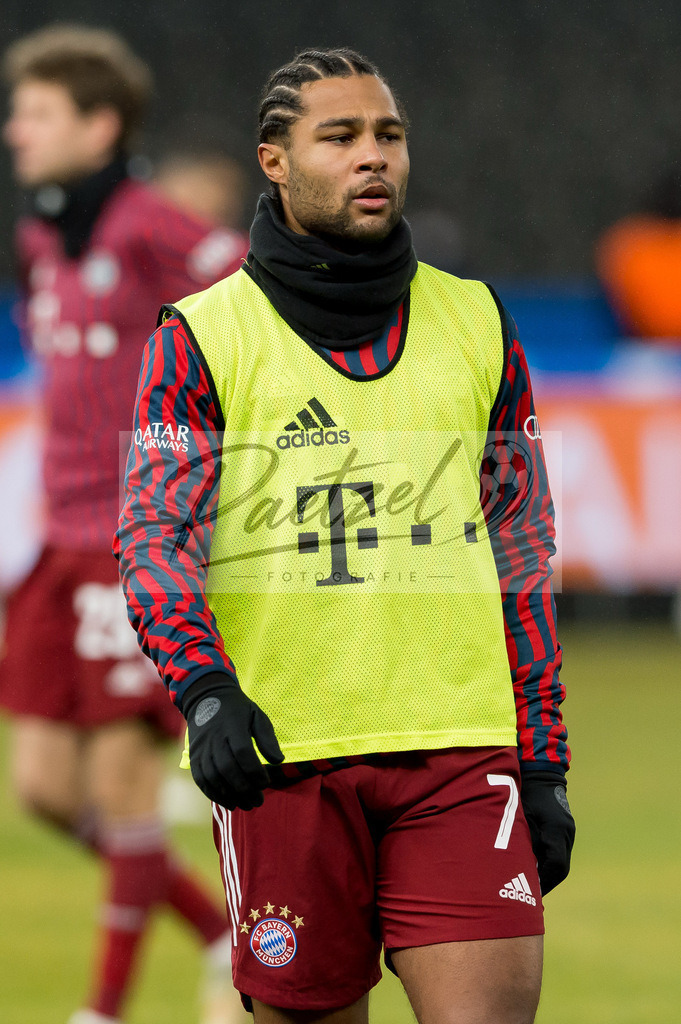 BSCFCB20220123_200 | Fussball, Herren: Serge Gnabry (FC Bayern Muenchen) schaut bei dem Spiel der 1. Bundesliga zwischen Hertha BSC und FC Bayern Muenchen im Olypiastadion am 23.01.2022 in Berlin, Deutschland.DFB / DFL REGULATIONS PROHIBIT ANY USE OF PHOTOGRAPHS AS IMAGE SEQUENCES AND/OR QUASI-VIDEO. - Realisiert mit Pictrs.com