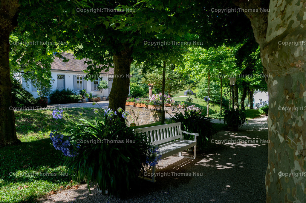 DSC_9328 | Der Staatspark Fürstenlager in Bensheim Auerbach, an der hessischen Bergstraße- ist ein wunderschöner Landschaftspark nach englischen Vorbild. Es war die Sommerresidenz der Darmstädter Fürstenfamilie die hier das "einfache Landleben" genossen. Zu jeder Jahreszeit kann man das Fürstenlager als Ausflugsziel empfehlen. Im Herrenhaus ist eine Gastronomie untergebracht. Im Sommer findet auf der Bühne vor der großen Wiese ein Opern-Air statt, 
